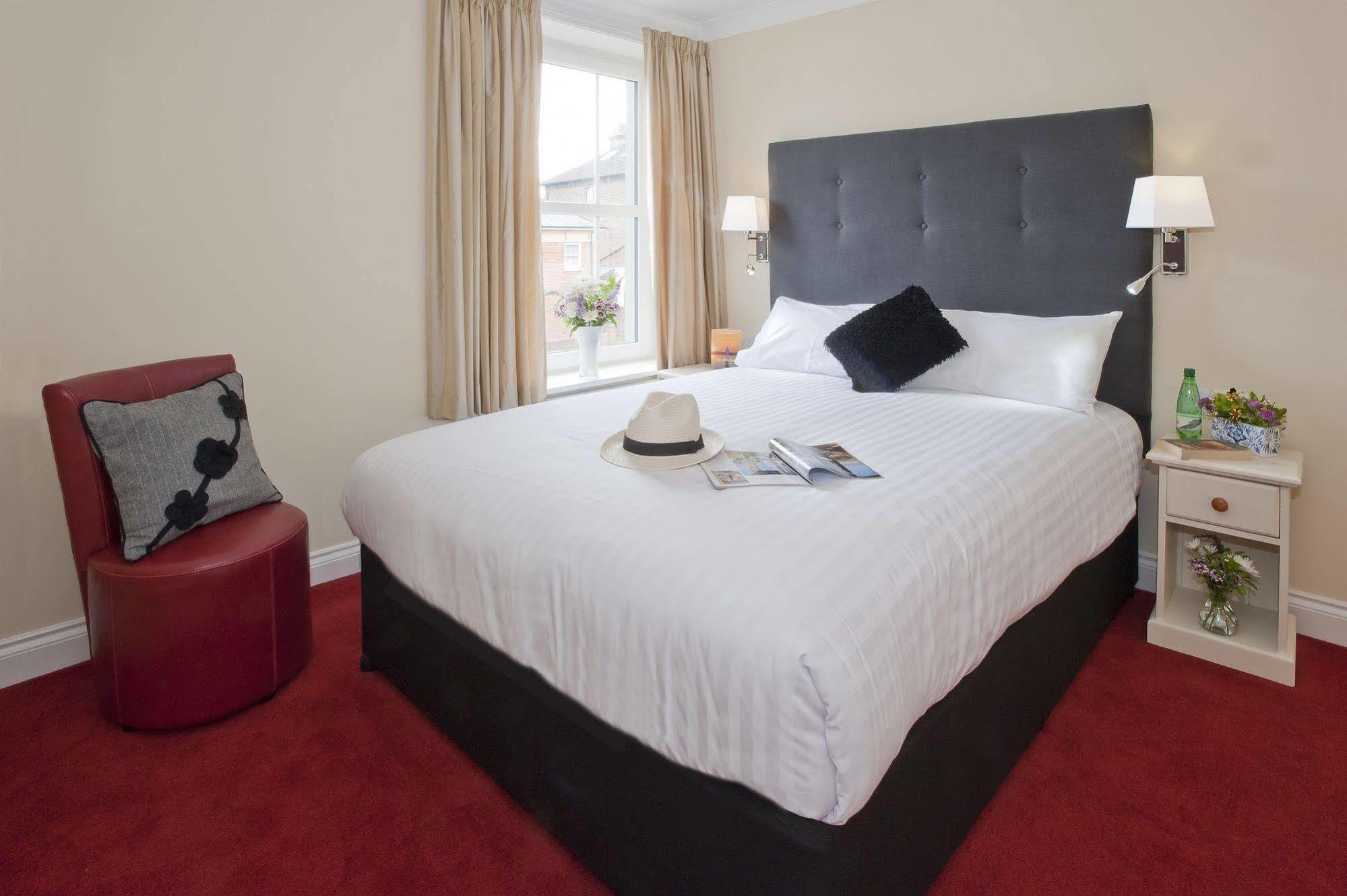 Peartree Serviced Apartments ซอลส์บรี ภายนอก รูปภาพ