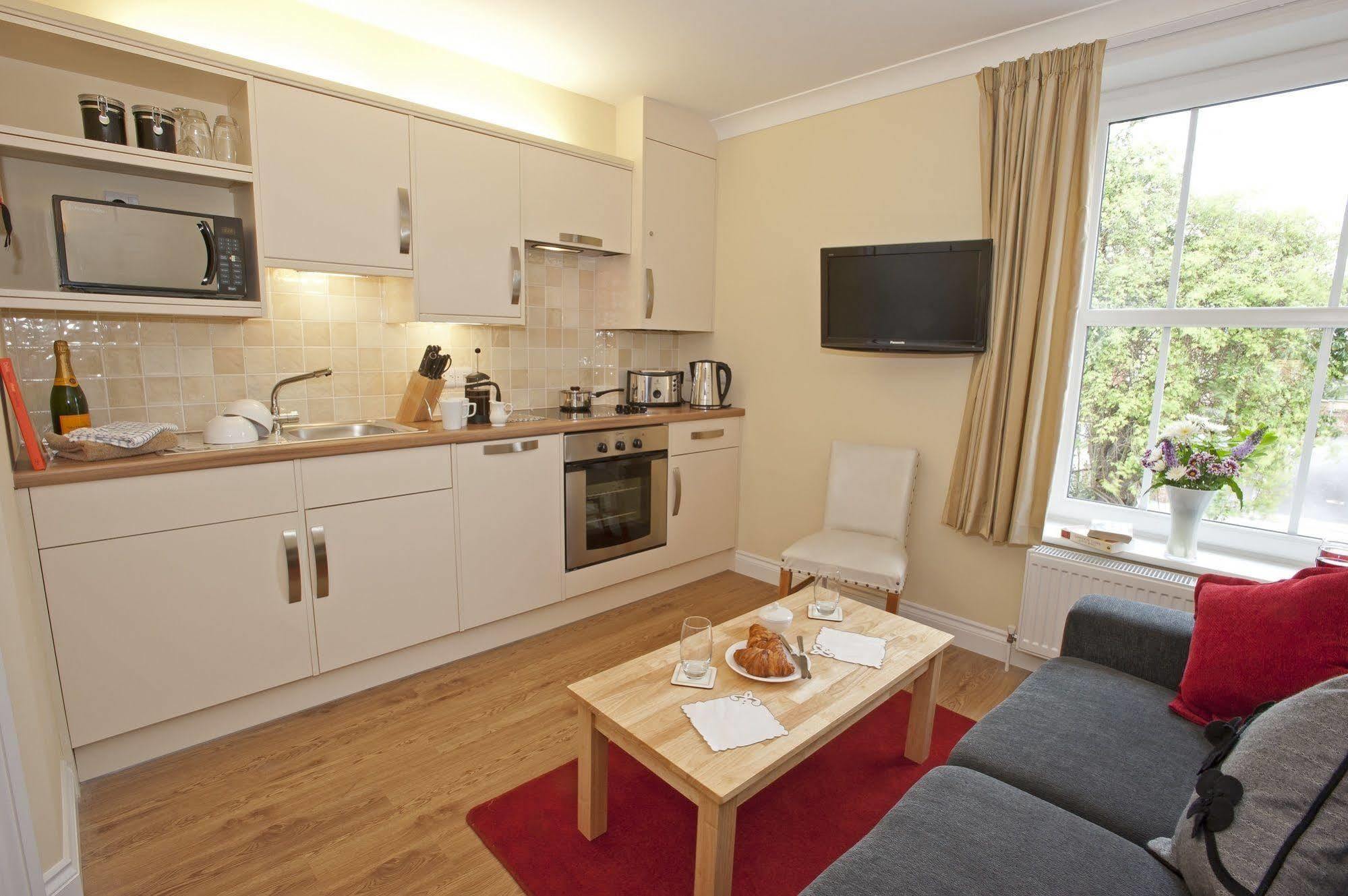 Peartree Serviced Apartments ซอลส์บรี ภายนอก รูปภาพ
